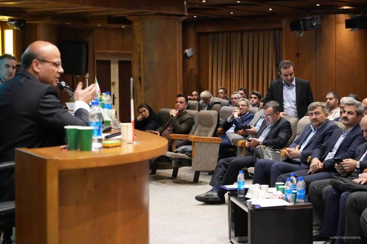تاکید معاون هماهنگی توزیع توانیر: تسریع در اتصال نیروگاه‌های خورشیدی پشت‌بامی در اولویت شرکت‌های توزیع نیروی برق قرار گیرد