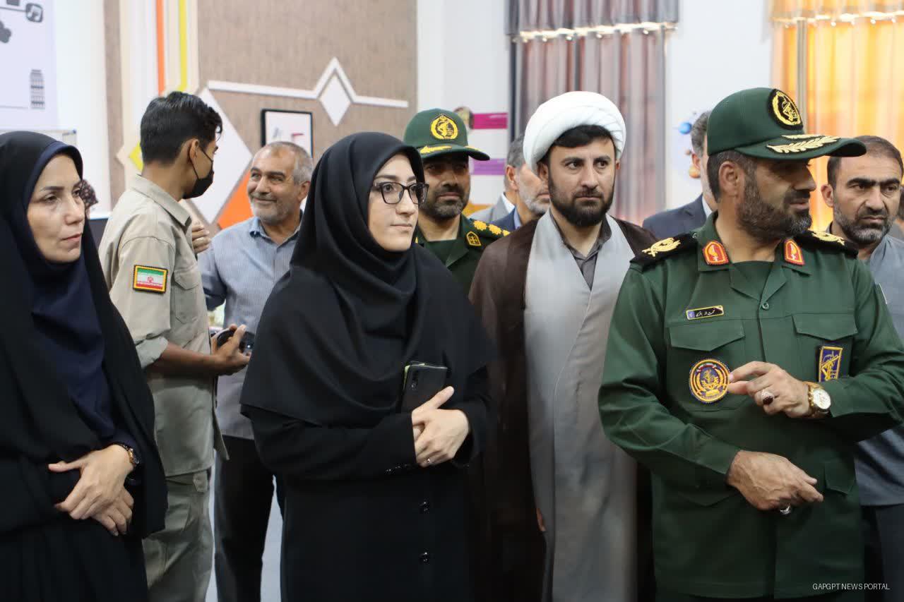 بازدید فرمانده سپاه لرستان از نمایشگاه تایپوگرافی «ایران» در کتابخانه مرکزی خرم‌آباد